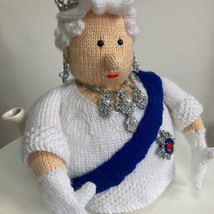 Queen Elizabeth II Tea Cosy Knitting Pattern image 3