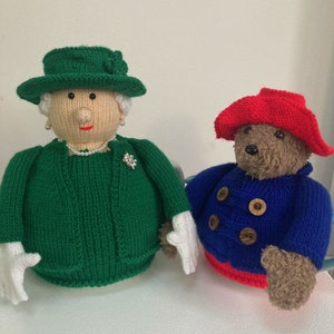 HM Queen Elizabeth II und Paddington Double Tea Gemütliches Strickmuster Bild 1