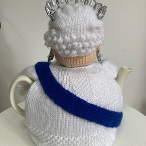 Queen Elizabeth II Tea Cosy Knitting Pattern image 4