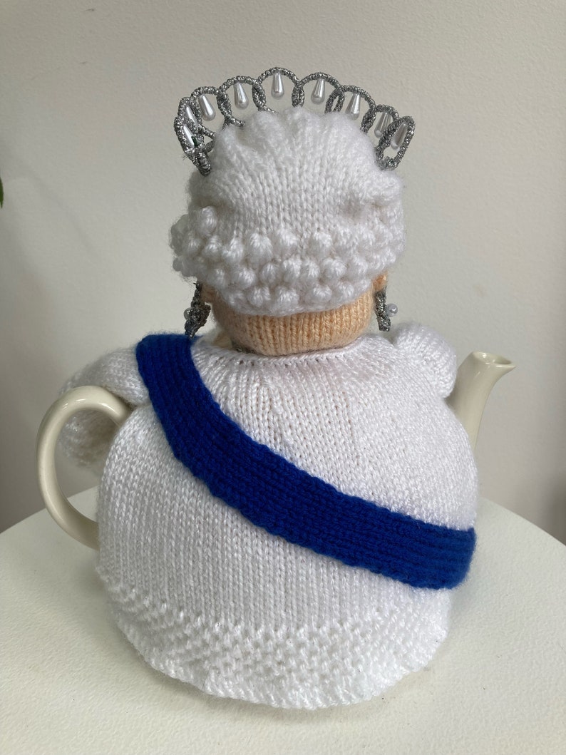 Queen Elizabeth II Tea Cosy Knitting Pattern image 4