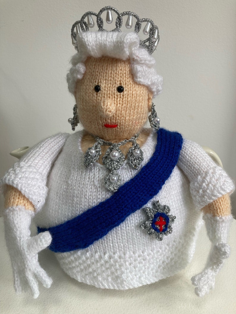 Queen Elizabeth II Tea Cosy Knitting Pattern image 1