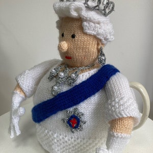 Queen Elizabeth II Tea Cosy Knitting Pattern image 2