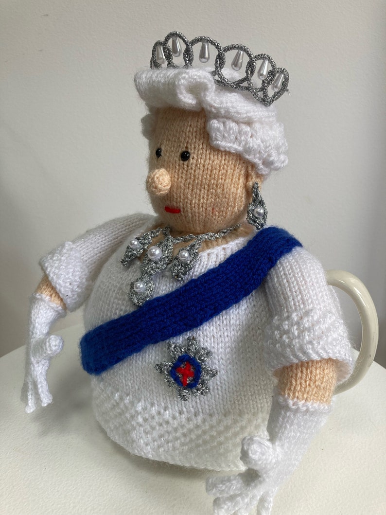 Queen Elizabeth II Tea Cosy Knitting Pattern image 2