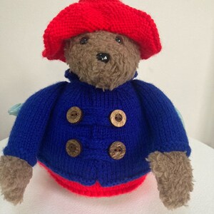 HM Queen Elizabeth II und Paddington Double Tea Gemütliches Strickmuster Bild 3