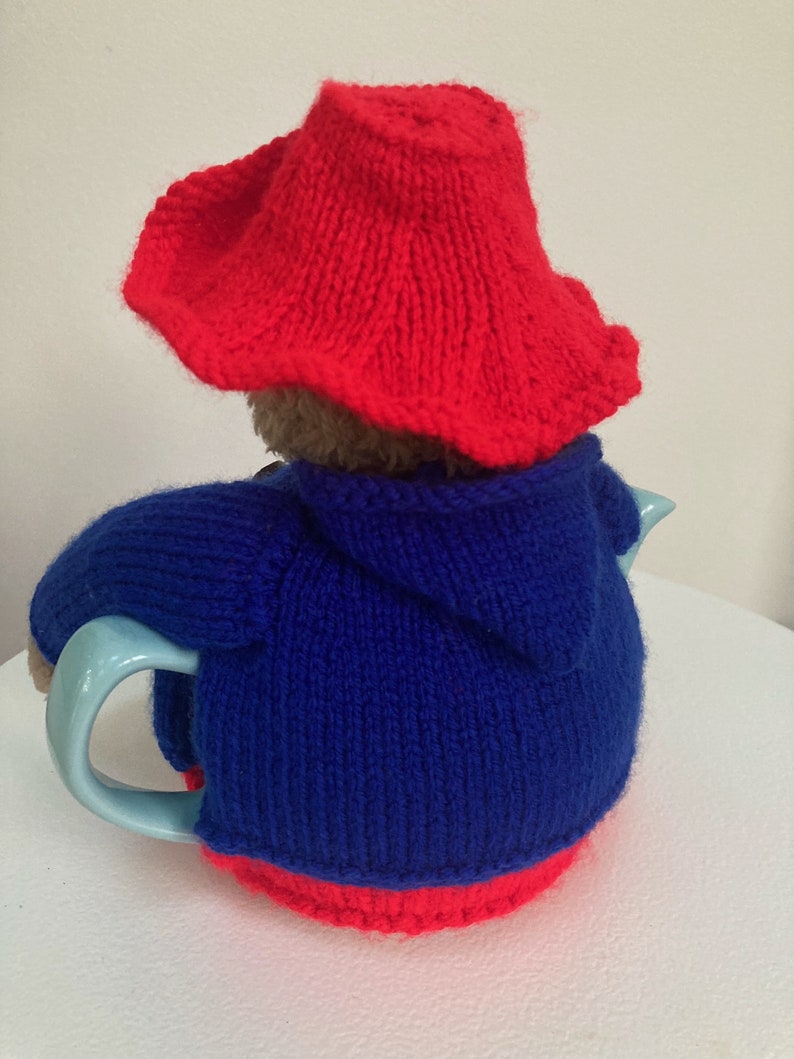 HM Queen Elizabeth II und Paddington Double Tea Gemütliches Strickmuster Bild 5