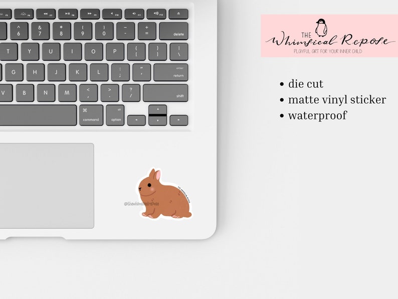 Pode incluir: Adesivo recortado de um coelho castanho com bochechas cor-de-rosa. O adesivo &eacute; feito de vinil fosco e &eacute; &agrave; prova d'&aacute;gua. O adesivo est&aacute; em um laptop branco.