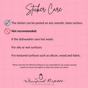 Pode incluir: Um gr&aacute;fico rosa e branco com uma lista de verifica&ccedil;&atilde;o de instru&ccedil;&otilde;es de cuidados com adesivos. O adesivo pode ser colado em qualquer superf&iacute;cie lisa e limpa. N&atilde;o recomendado: Se a m&aacute;quina de lavar lou&ccedil;a usar &aacute;gua quente. Para superf&iacute;cies oleosas ou molhadas. Para superf&iacute;cies texturizadas como silicone, madeira e tecido. O gr&aacute;fico inclui uma ilustra&ccedil;&atilde;o de pinguim e o texto "The Whimsical Repose".