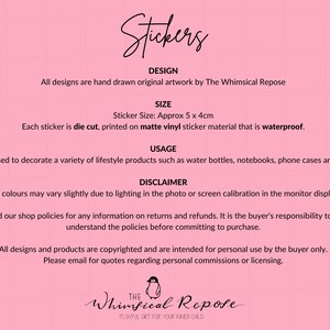 Pode incluir: Um fundo rosa com texto branco descrevendo os detalhes dos adesivos. O texto inclui as palavras "Stickers", "Design", "Tamanho", "Uso", "Aviso legal" e "The Whimsical Repose". Uma ilustra&ccedil;&atilde;o de pinguim est&aacute; na parte inferior do texto.