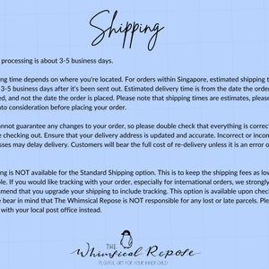 Pode incluir: Um gr&aacute;fico de texto azul e branco com o t&iacute;tulo "Shipping" e informa&ccedil;&otilde;es sobre o processamento de pedidos e os prazos de entrega. O texto inclui detalhes sobre os prazos de entrega estimados, as op&ccedil;&otilde;es de rastreamento e a responsabilidade da empresa por pacotes perdidos ou atrasados. O gr&aacute;fico tamb&eacute;m inclui uma ilustra&ccedil;&atilde;o de pinguim com o texto "The Whimsical Repose" e o slogan "Playful Art for Your Inner Child."