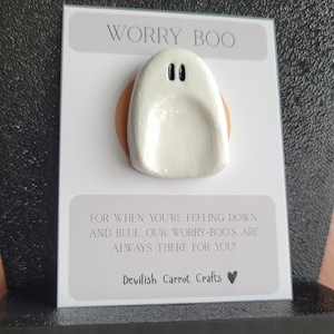 Worry Boo in argilla fatta a mano - Creatura tascabile di supporto emotivo
