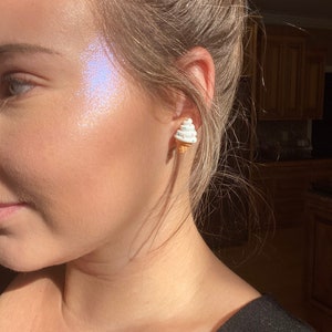 Shay Day Color Shift Highlighter loose powder  pearl pigment Color shifts from blues/purple/pink sparkle and sheen