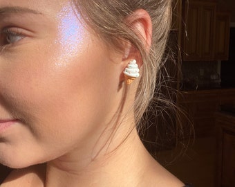 Shay Day Color Shift Highlighter is a loose powder pearl pigment. Color shifts from blues/purple/pink sparkle and sheen. *BEST SELLER