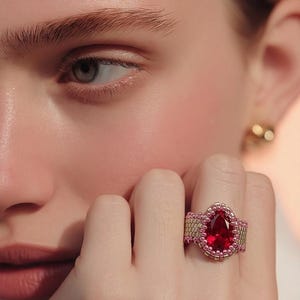 Peervormige ring met robijn omlijsting; handgeweven peyote-gestikte rocaille; statementring