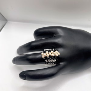 Bague perlée noire et crème pour femme