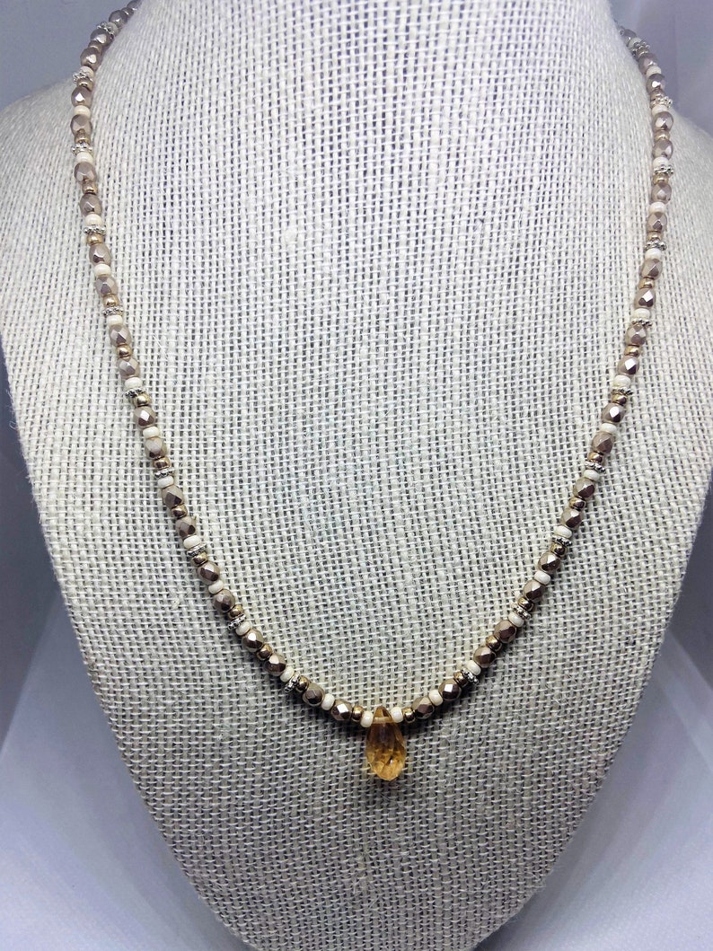 Women/'s 18 inch single strand beaded necklace in beige and champagne colored beads with silver-toned toggle clasp