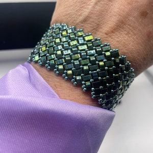 Green tila beaded bracelet with magnetic clasp