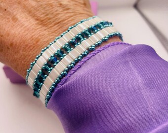 Women's ivory and turquoise beaded bracelet