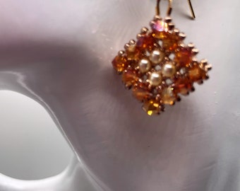 Women's diamond shaped dangle earring hand-woven in shades of amber