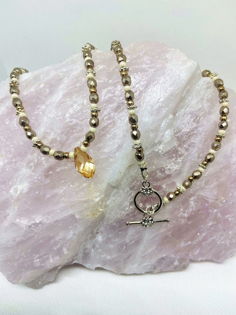 Women/'s 18 inch single strand beaded necklace in beige and champagne colored beads with silver-toned toggle clasp