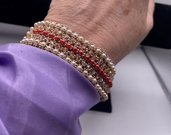 Beaded bracelet woven in faux pearls and crystal bicones