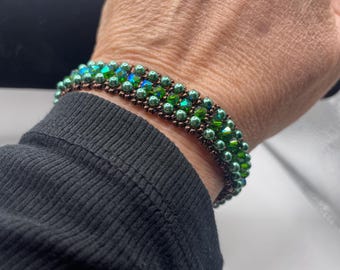 Women's green pearl and crystal bicone bracelet