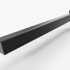 Puede incluir: Soporte de estante de metal negro con base cuadrada y brazo rectangular. El soporte está montado en una pared.