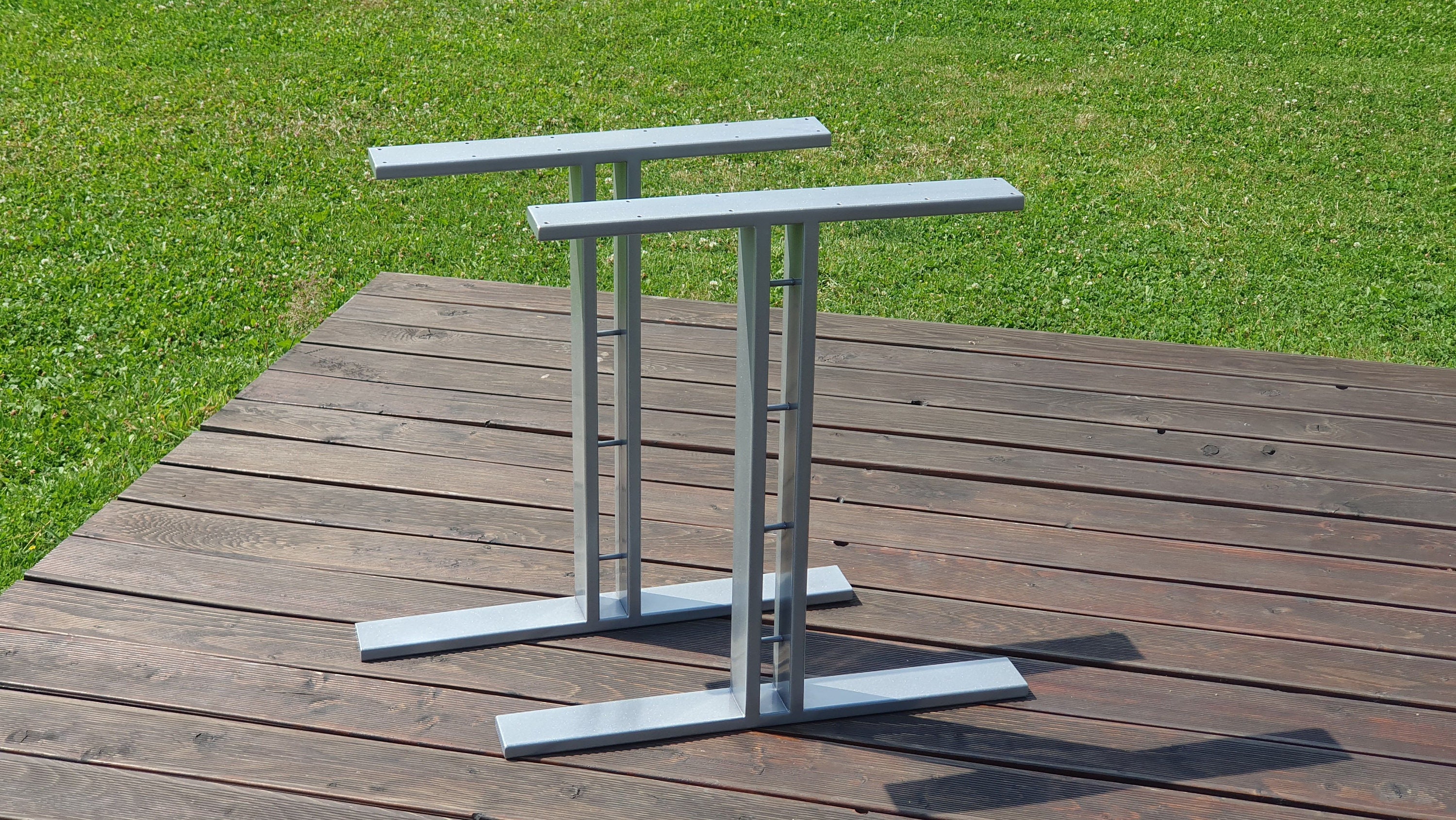 Pata de mesa T metálica  Diseño industrial vanguardista