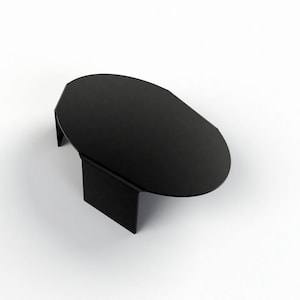 Op de afbeelding: Zwarte ovale salontafel met een uniek geometrisch ontwerp. De tafel heeft een vlak blad en een onderstel met vier poten.