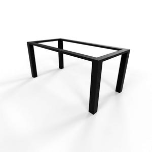 Puede incluir: Un marco de mesa rectangular negro con cuatro patas. El marco de la mesa es de metal y tiene un diseño minimalista. Las patas son gruesas y resistentes, y el marco está abierto en el centro. El marco de la mesa es adecuado para una variedad de usos.