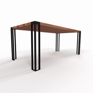 Könnte beinhalten: Ein rechteckiger Holztisch mit dunkelbraunem Finish. Der Tisch wird von schwarzen Metallbeinen getragen. Die Beine sind rechteckig und an jeder Ecke des Tisches platziert. Der Tisch ist ein modernes Design.