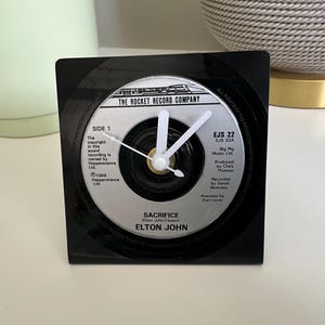Funky Retro Schreibtisch/Beistelltisch Uhr handgefertigt und recycelt aus einer echten Schallplatte