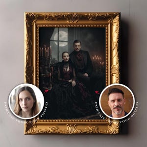 Può includere: Un ritratto incorniciato di una coppia in abiti gotici, ambientato su uno sfondo scuro illuminato da candele, con una luna piena visibile. La cornice dorata ornata circonda l'immagine, con il testo "PORTRAIT FROM YOUR PHOTO" in un cerchio.