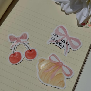 Stickers Coquette – Cerise, Croissant & Lecture | Mini Stickers Esthétiques pour Journal, Téléphone et Papeterie Lot de 1 ou 3