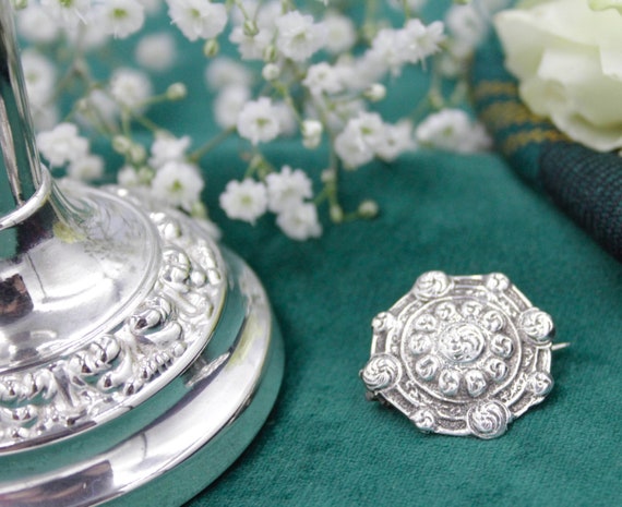 Vintage Celtic design circular silver shield broo… - image 3