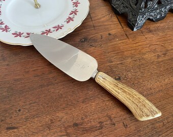 Vintage pie knife with stag handle