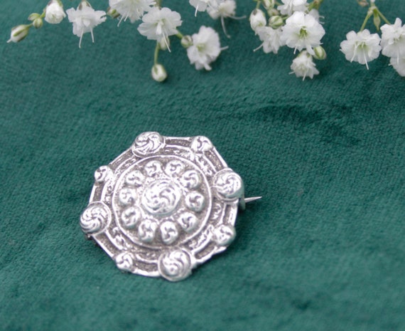 Vintage Celtic design circular silver shield broo… - image 4