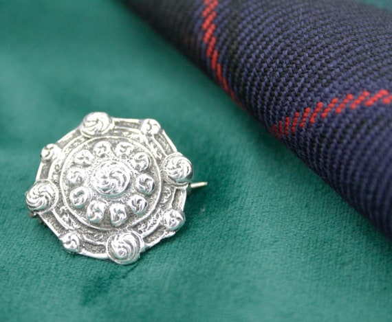 Vintage Celtic design circular silver shield broo… - image 1