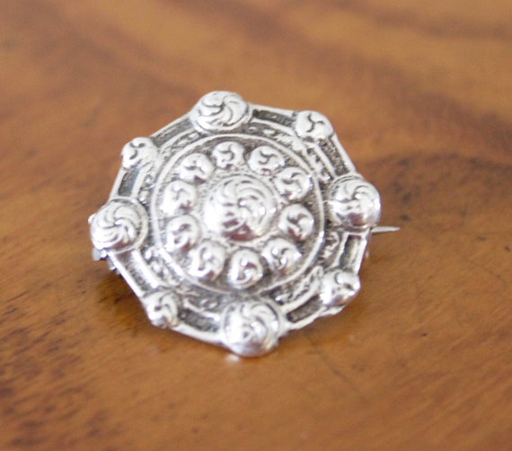 Vintage Celtic design circular silver shield broo… - image 5