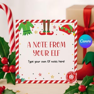 Può includere: Una scena natalizia festosa con un bastoncino di zucchero, agrifoglio e una carta con la scritta "A Note From Your Elf". La carta presenta illustrazioni di elfi e spazio per scrivere note. Due regali confezionati con fiocchi rossi e stivali da elfo completano la scena.