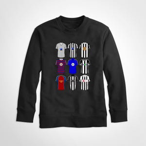 Pu&ograve; includere: Felpa nera con una griglia di nove maglie da calcio colorate. Le maglie presentano vari design, tra cui strisce, stelle e loghi delle squadre. La tavolozza dei colori include blu, bianco, rosso e nero.