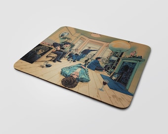 Könnte beinhalten: Ein rechteckiges Mauspad mit einer detaillierten Illustration eines Innenraums mit mehreren Figuren in verschiedenen Posen, darunter eine Person, die auf einem Holzboden liegt, ein Glas Rotwein, ein Kamin und ein großes rundes Fenster.