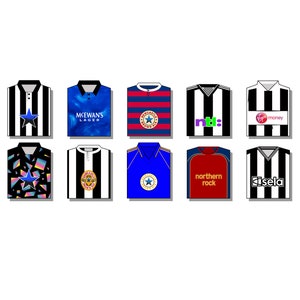 Peut inclure: Une collection de dix maillots de football ray&eacute;s noir et blanc avec diff&eacute;rents sponsors, dont "McEwans Lager", "nTL", "Virgin money", "Northern Rock" et "Kisala".