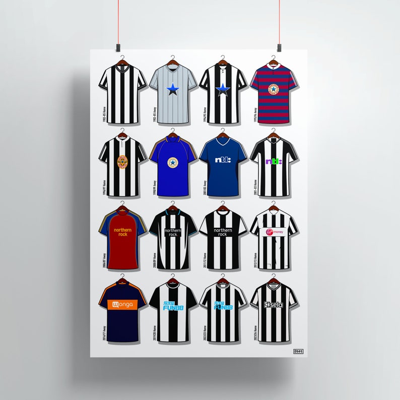 Peut inclure: Une collection de 18 maillots de football de Newcastle United, pr&eacute;sentant les tenues de l'&eacute;quipe de 1992 &agrave; 2013. Les maillots pr&eacute;sentent divers sponsors, notamment 'Northern Rock', 'npower', 'Mongoose' et 'Alan Shearer Foundation'.