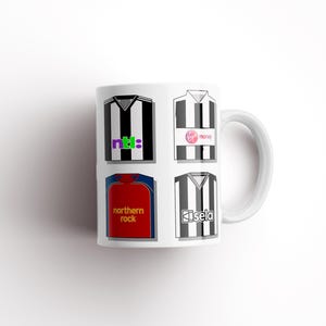 Peut inclure: Une tasse en c&eacute;ramique blanche avec un motif ray&eacute; noir et blanc. La tasse pr&eacute;sente quatre motifs diff&eacute;rents, chacun avec un logo diff&eacute;rent. Les logos incluent "ntl:", "Virgin Money", "Northern Rock" et "Isela".