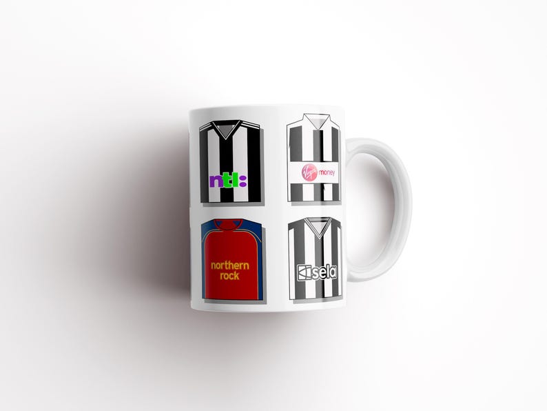 Peut inclure: Une tasse en c&eacute;ramique blanche avec un motif ray&eacute; noir et blanc. La tasse pr&eacute;sente quatre motifs diff&eacute;rents, chacun avec un logo diff&eacute;rent. Les logos incluent "ntl:", "Virgin Money", "Northern Rock" et "Isela".