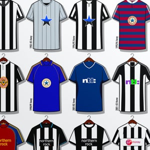 Peut inclure: Une collection de maillots de football de Newcastle United de diff&eacute;rentes saisons, avec diff&eacute;rents sponsors et designs. Les maillots sont affich&eacute;s sur des cintres sur un fond blanc.