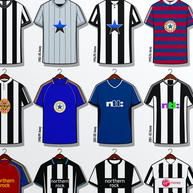 Peut inclure: Une collection de maillots de football de Newcastle United de diff&eacute;rentes saisons, avec diff&eacute;rents sponsors et designs. Les maillots sont affich&eacute;s sur des cintres sur un fond blanc.