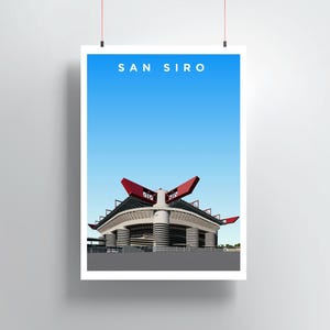 Könnte beinhalten: Ein vertikaler Kunstdruck mit einer stilisierten Illustration des San Siro Stadions. Das Design zeigt die charakteristischen zylindrischen Betonsäulen und roten Strukturträger des Stadions vor einem klaren, hellblauen Hintergrund.