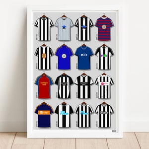 Peut inclure: Une collection de maillots de football de Newcastle United de 1992 &agrave; 2023. Les maillots sont affich&eacute;s sur des cintres sur un fond gris. Chaque maillot pr&eacute;sente un logo de sponsor diff&eacute;rent, notamment "Northern Rock", "npower", "Fun88" et "Wonga".
