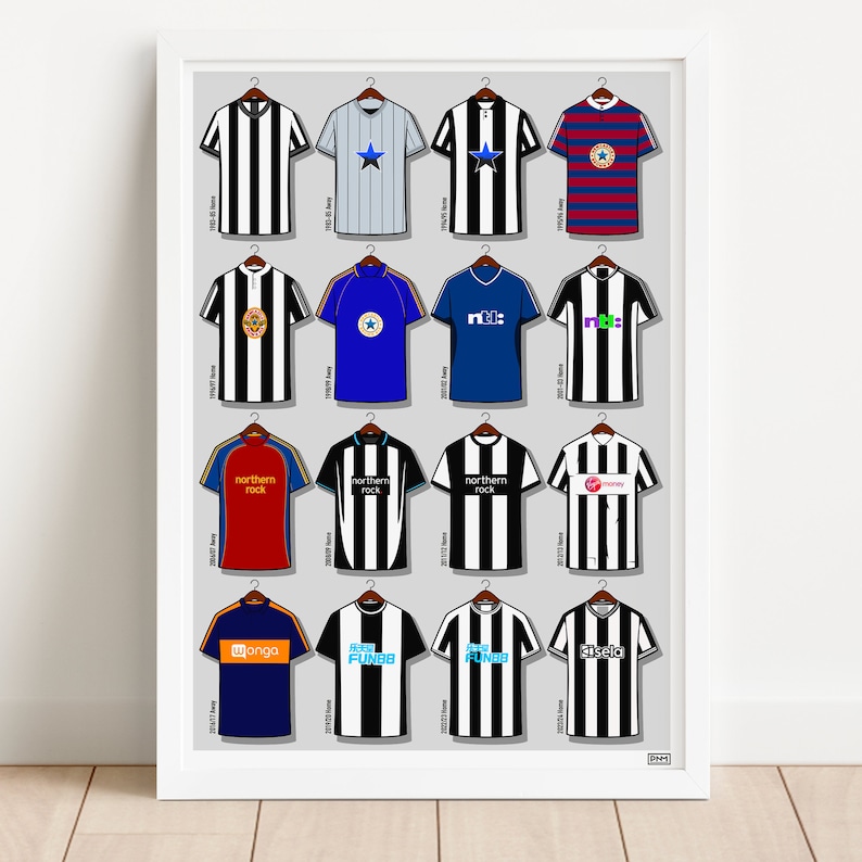 Peut inclure: Une collection de maillots de football de Newcastle United de 1992 &agrave; 2023. Les maillots sont affich&eacute;s sur des cintres sur un fond gris. Chaque maillot pr&eacute;sente un logo de sponsor diff&eacute;rent, notamment "Northern Rock", "npower", "Fun88" et "Wonga".